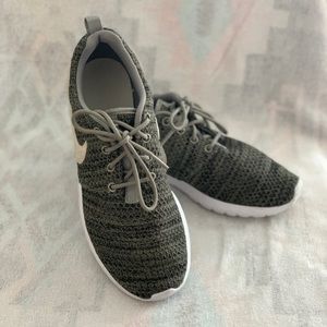 Nike Roshe One Gs Youth Running/Walking Shoe 5.5